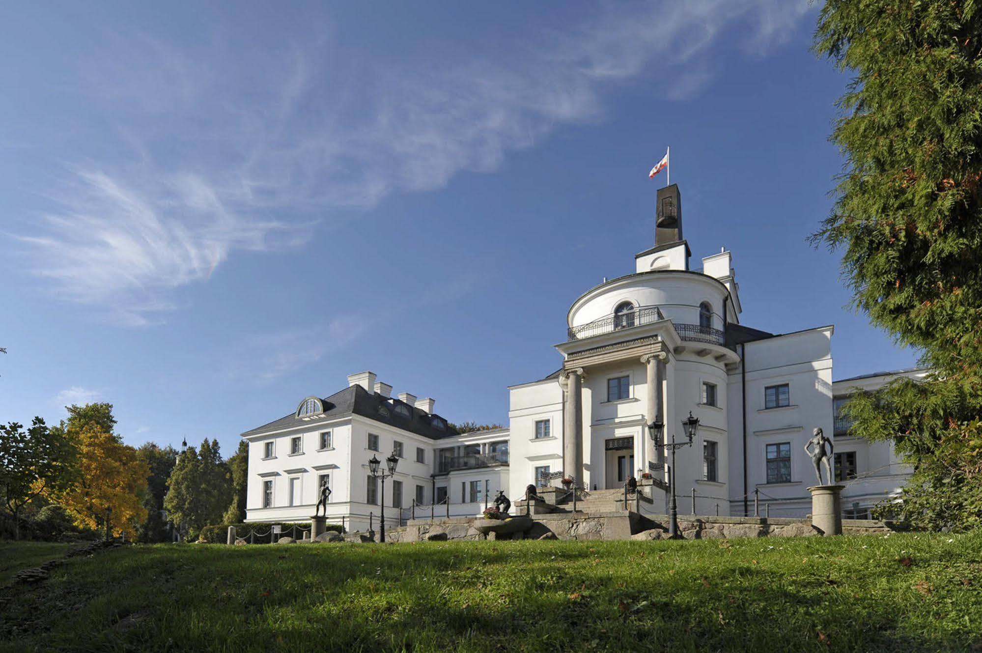 Schlosshotel Burg Schlitz Hohen Demzin Exterior photo